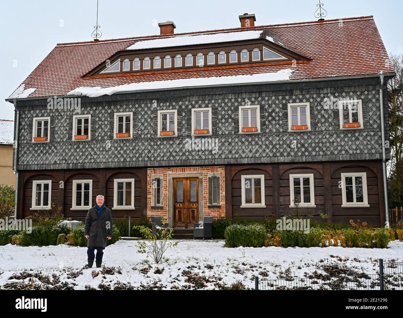 Buckow, Allemagne. 06e janvier 2021. Thomas Mix (SPD), maire de Buckow, se tient devant son Umgebindehaus. Thomas Mix a déménagé à Buckow et a apporté sa maison très spéciale avec lui. Depuis lors, il est devenu une rareté en Märkische Schweiz: Pour Umgebinde maisons sont typiques surtout en haute Lusatia. Mix est maintenant maire à Buckow et sa maison est un oeil-attrape. Credit: Patrick Pleul/dpa-Zentralbild/ZB/dpa/Alay Live News Banque D'Images