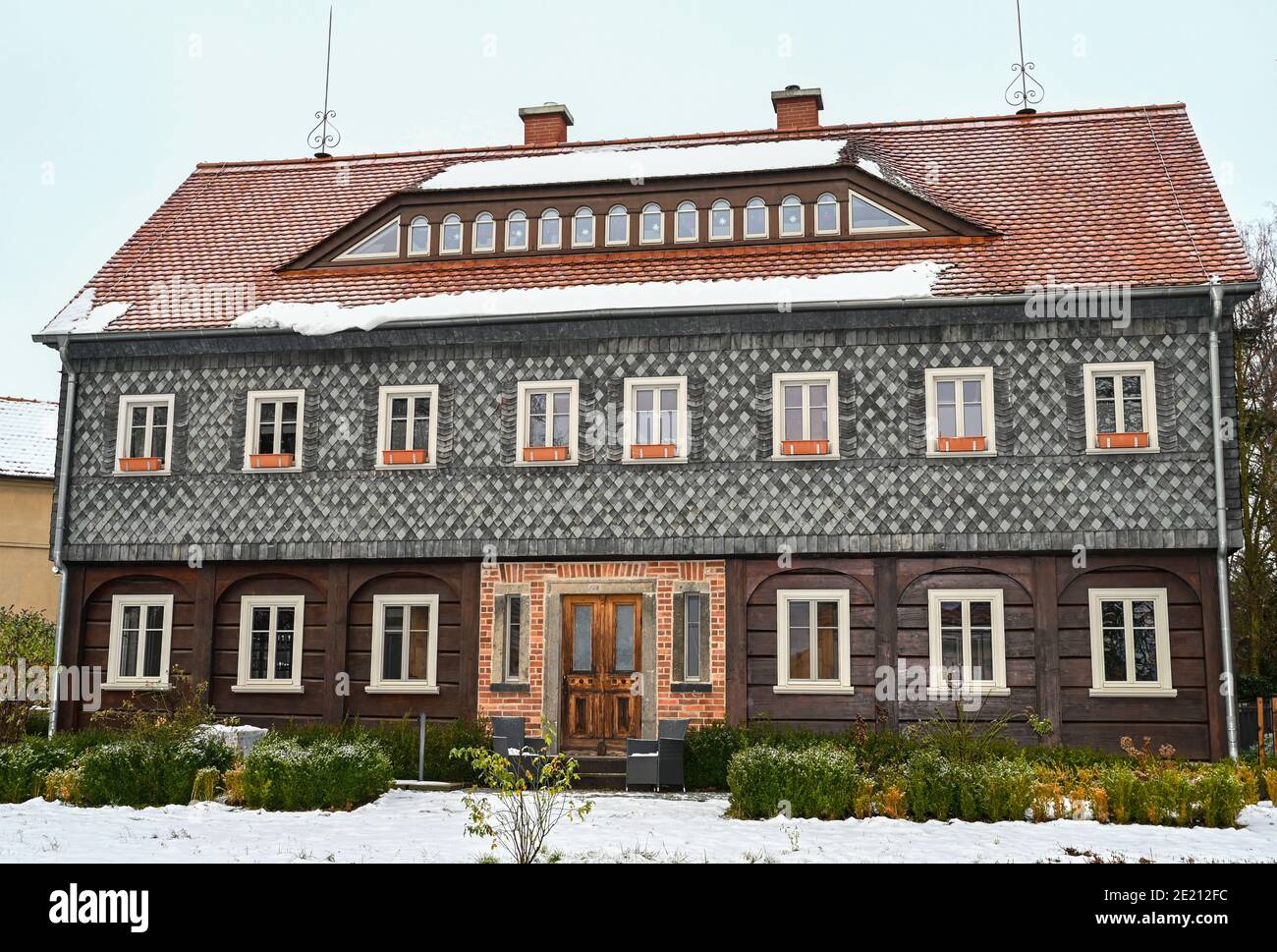 Buckow, Allemagne. 06e janvier 2021. L'Umgebindehaus de Thomas Mix (SPD), maire de Buckow. Thomas Mix a déménagé à Buckow et a apporté sa maison très spéciale avec lui. Depuis, il est devenu une rareté en Märkische Schweiz: Pour Umgebinde maisons sont typiques surtout en haute Lusatia. Mix est maintenant maire à Buckow et sa maison est un oeil-attrape. Credit: Patrick Pleul/dpa-Zentralbild/ZB/dpa/Alay Live News Banque D'Images