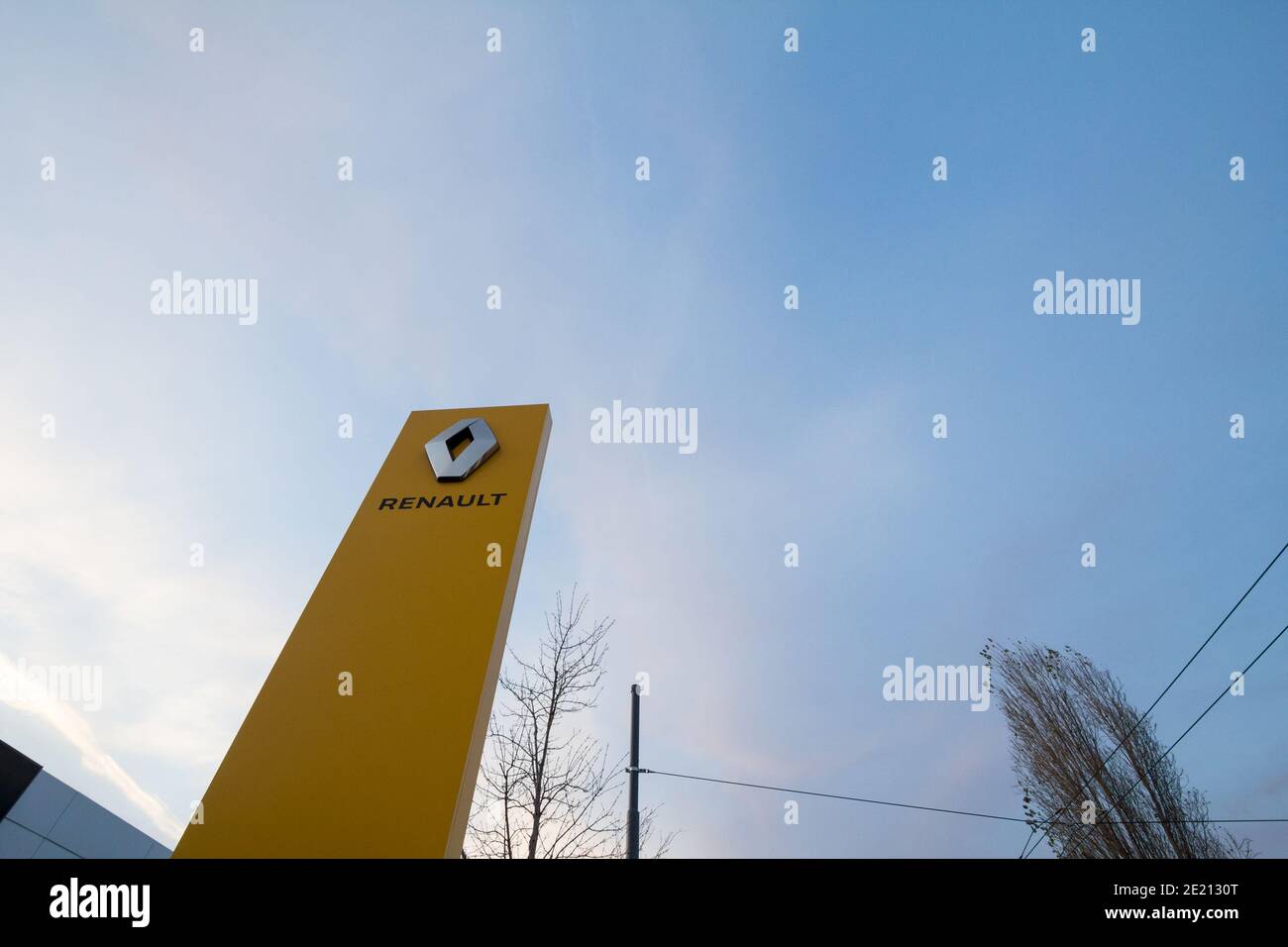 BELGRADE, SERBIE - 5 DÉCEMBRE 2020 : logo Renault sur le principal magasin de la concession Belgrade. Renault est un constructeur automobile français, un de Banque D'Images