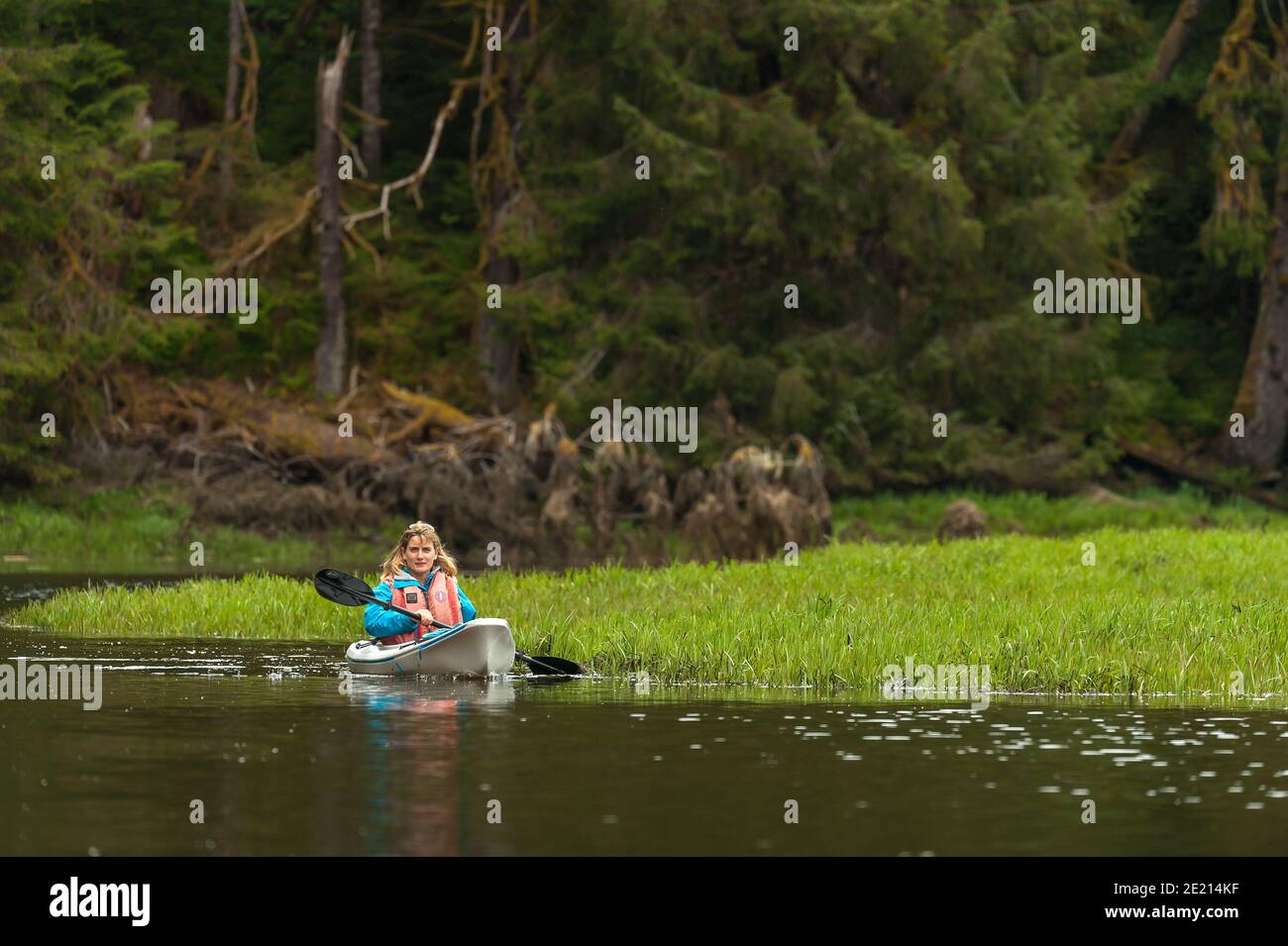 PRINCE RUPERT, CANADA - 03 juillet 2017 : les femmes font du kayak dans l'estuaire Banque D'Images