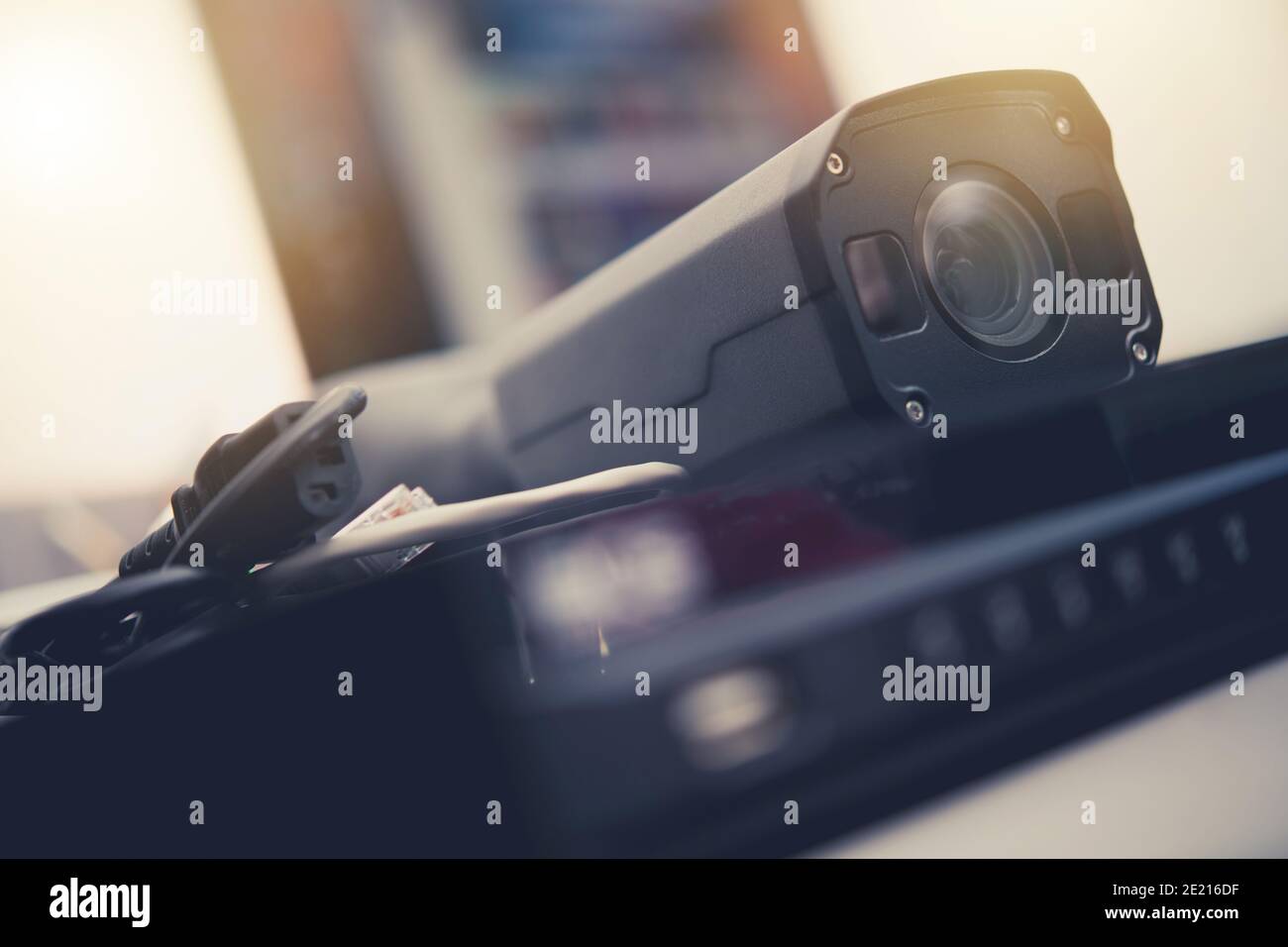 Surveillance moderne utilisation extérieure caméra IP CCTV et enregistreur numérique. Équipement de sécurité des bâtiments résidentiels et commerciaux. Banque D'Images