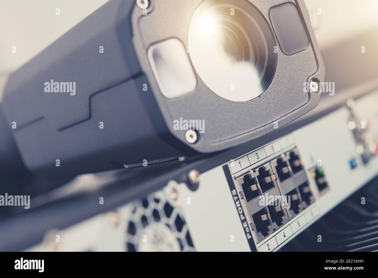 Technologie de surveillance moderne. Caméra IP CCTV de qualité professionnelle et enregistreur réseau SSD à double entraînement, prêt pour l'installation. Banque D'Images