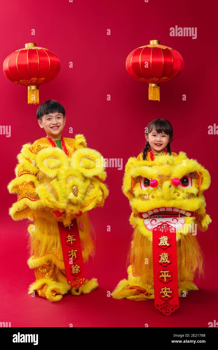 Joyeux lion dansant pour les garçons et les filles célébrant le nouvel an Banque D'Images