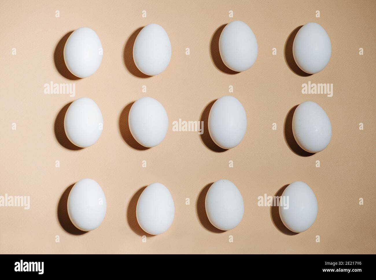 Douze œufs sur un fond beige vue d'en haut Banque D'Images
