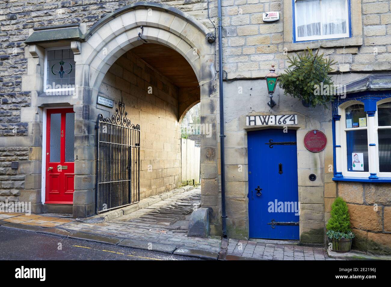 Aujourd'hui déserte, vue sur le club de jardin d'hiver de l'avant dans la ville de marché normalement occupée de Pateley Bridge dans l'AONB de Nidderough Banque D'Images