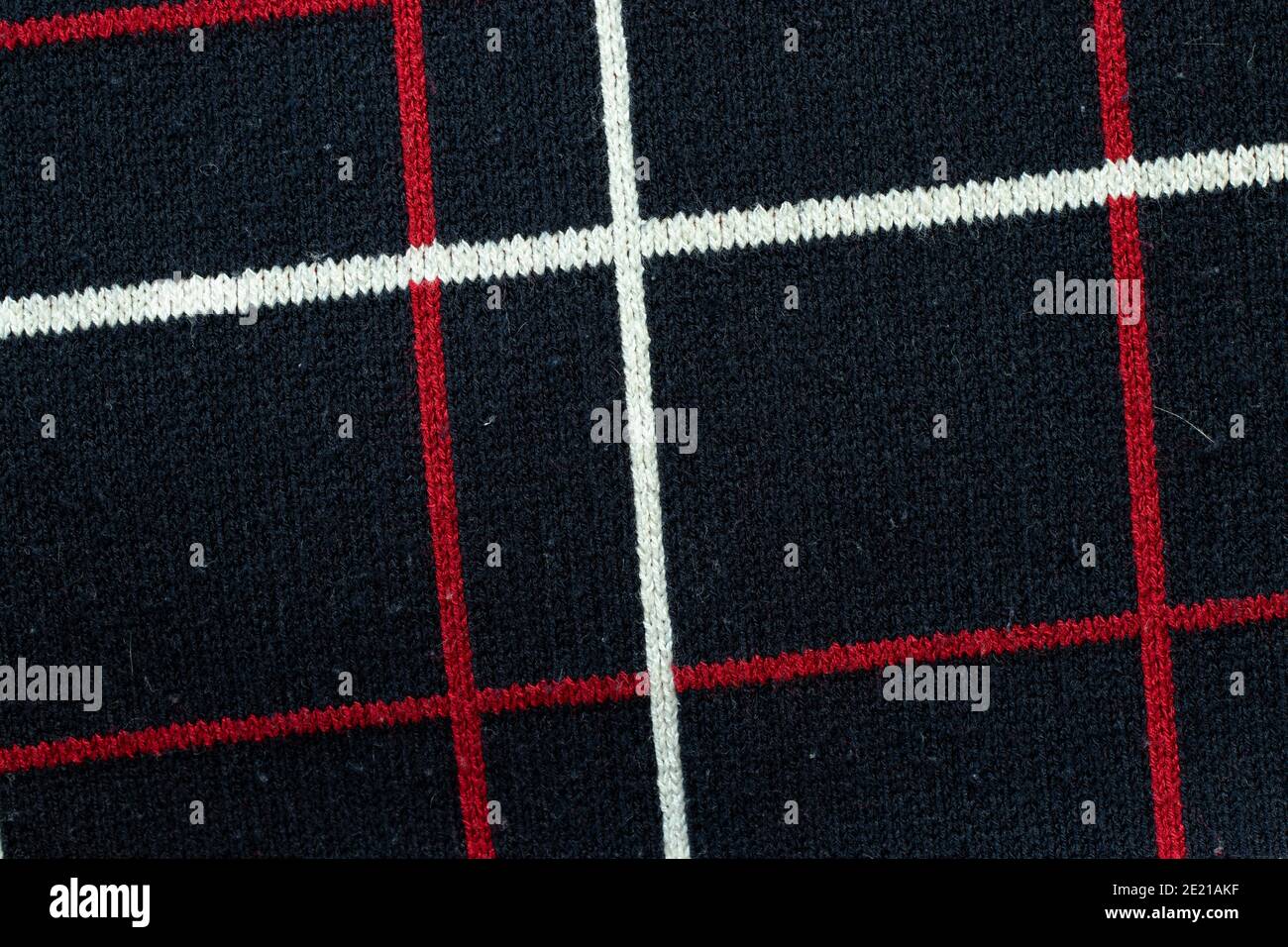 Tissu noir ou bleu foncé texture d'arrière-plan textile avec des lignes rouges et blanches. Banque D'Images