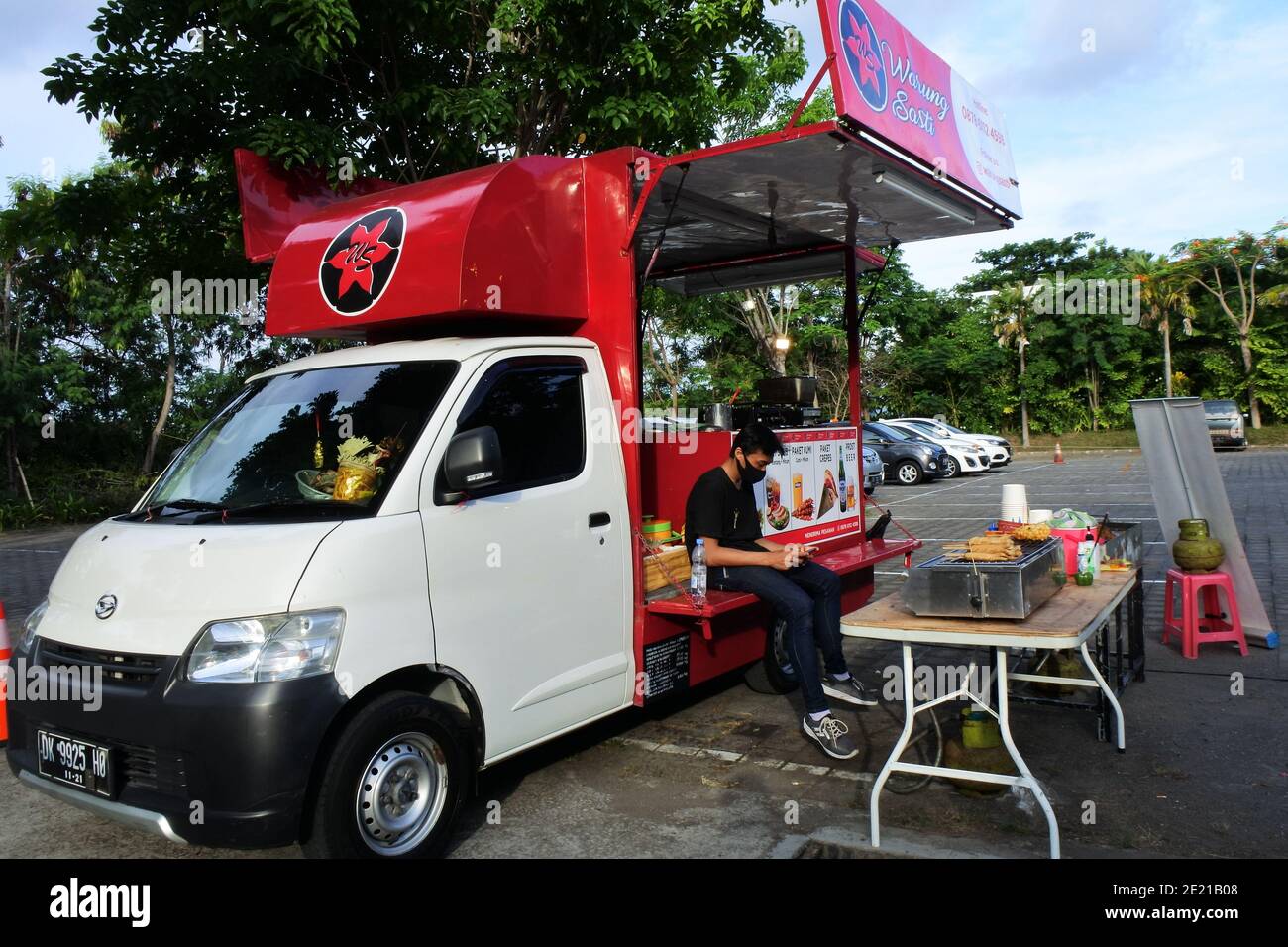 DEP, INDONÉSIE - 14 novembre 2020 : une foule de camions alimentaires à un festival de bazar, Denpasar, Bali, 12 novembre 2020 Banque D'Images