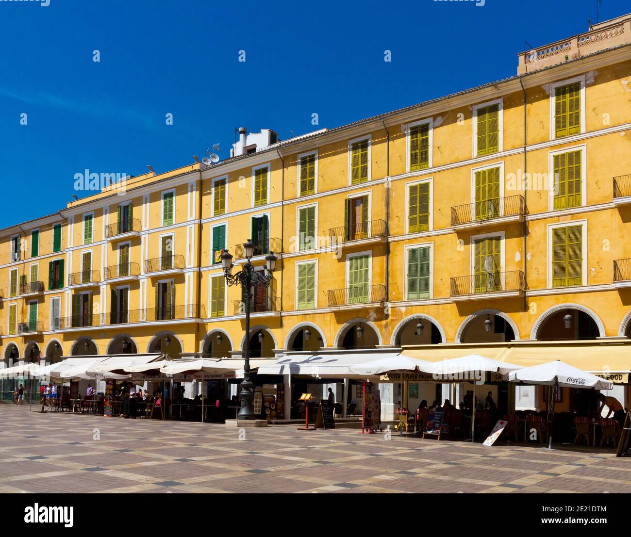 Bâtiments aux couleurs vives avec balcon et fenêtres avec volets à Placa Partie principale ou la vieille ville de Palma de Majorque Iles Baléares Espagne Banque D'Images