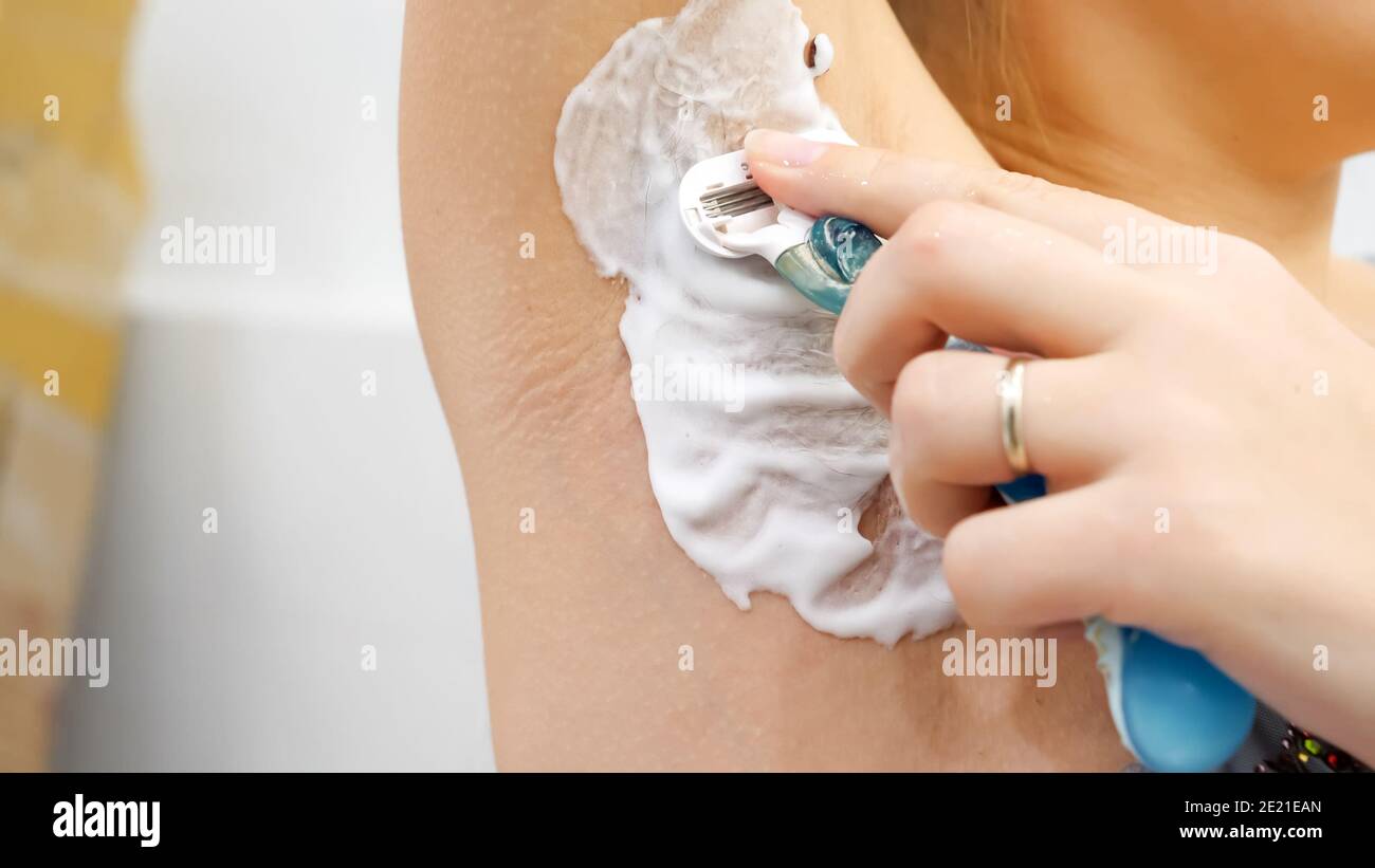 Gros plan sur le rasage des aisselles et l'élimination des poils en  croissance chez les jeunes femmes Photo Stock - Alamy