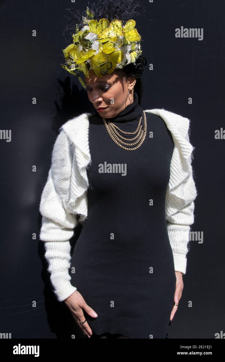 Une belle femme d'âge moyen dans un chapeau orné de papillons avec le Dimanche de Pâques à Midtown Manhattan, New York. Banque D'Images