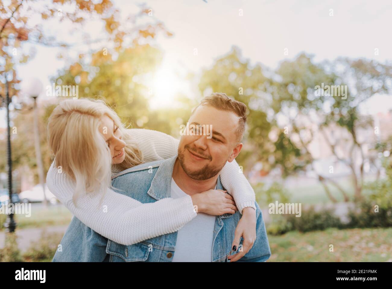 Portrait de couple heureux dans l'amour ayant de beaux moments dedans parc d'automne tout en souriant Banque D'Images