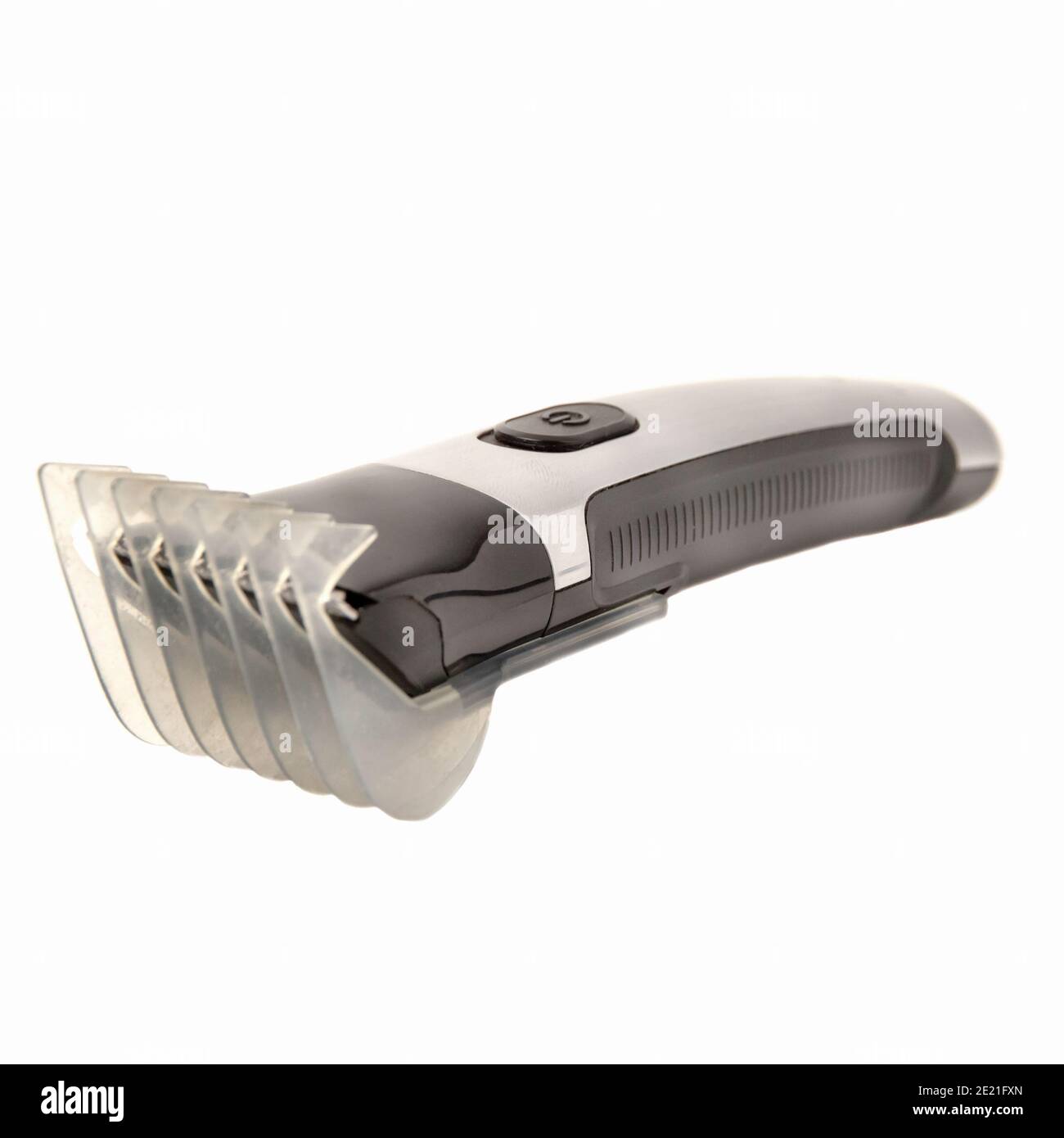 Tondeuse à barbe avec rasoir électrique rechargeable isolée avec accessoire sur blanc arrière-plan Banque D'Images