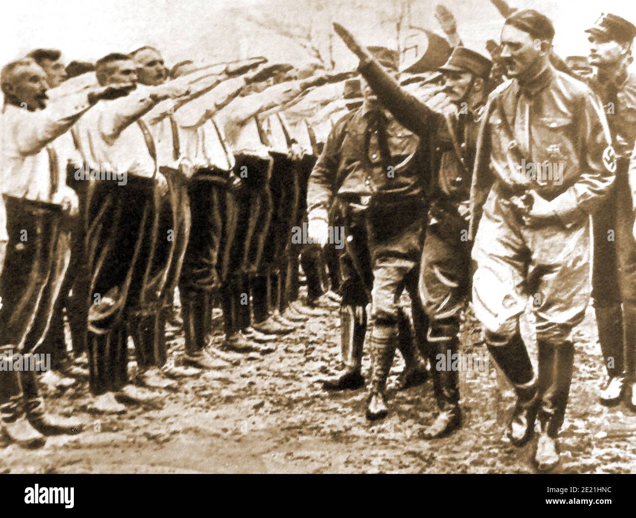 Adolph Hitler inspectant ses nouveaux 'chemises marron' en 1930 -(d'une photo de presse de l'époque). Ils étaient également connus sous le nom de Braunhemden, Sturmabteilung, sa, et Storm Detachment. Leur objectif principal était de protéger les rassemblements et autres assemblées nazis, et de perturber les réunions et les rassemblements de toute partie adverse. L'AS a développé des titres et des grades pseudo-militaires pour ses membres, qui ont été adoptés par plusieurs autres groupes du Parti nazi. Leur nom vient de leur mode de robe standard. (Rudolph Hess peut sembler immédiatement à droite derrière Hitler). Banque D'Images