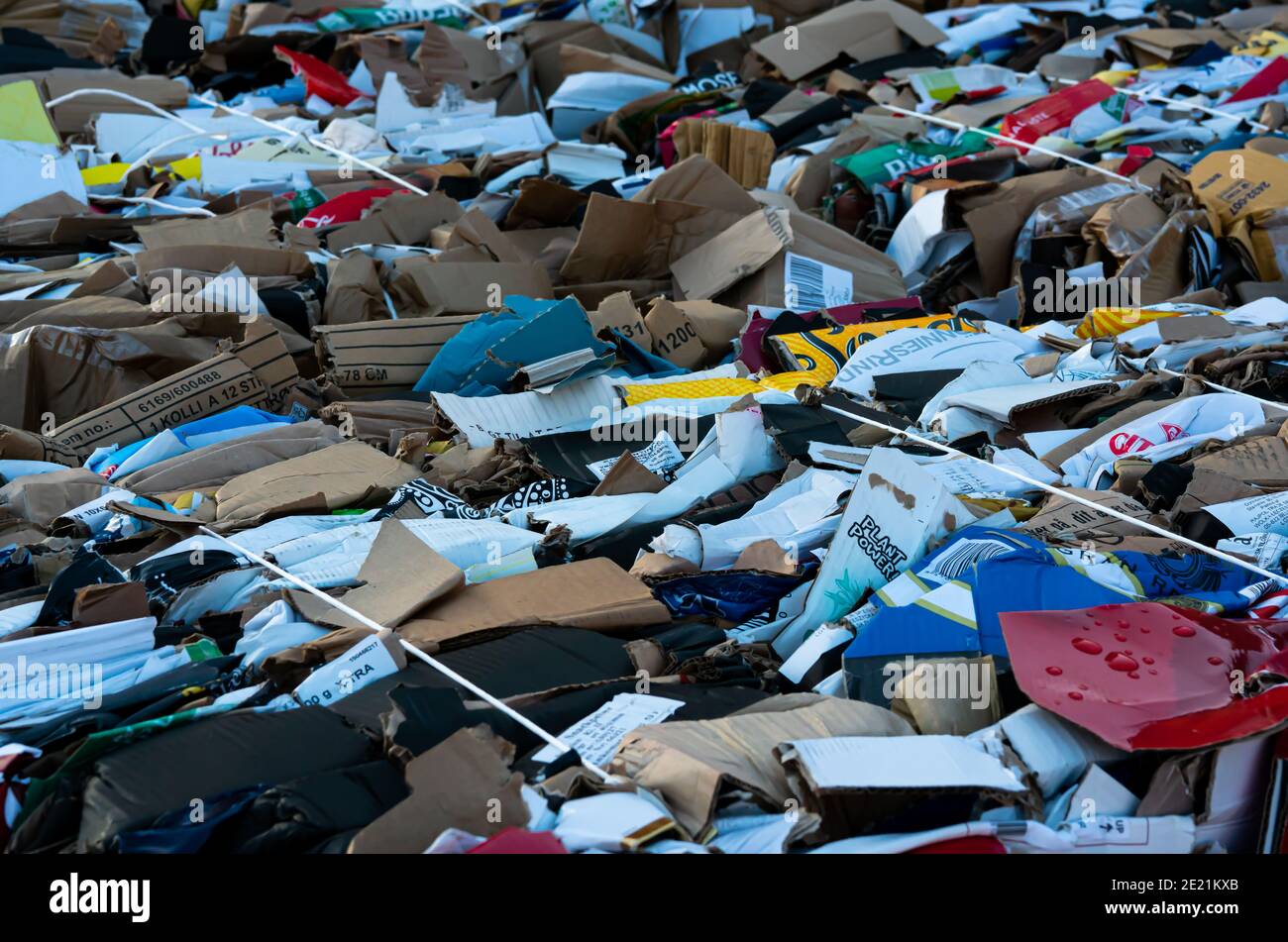 Boîtes en carton comprimées et mises en balles, prêtes pour le recyclage. Banque D'Images