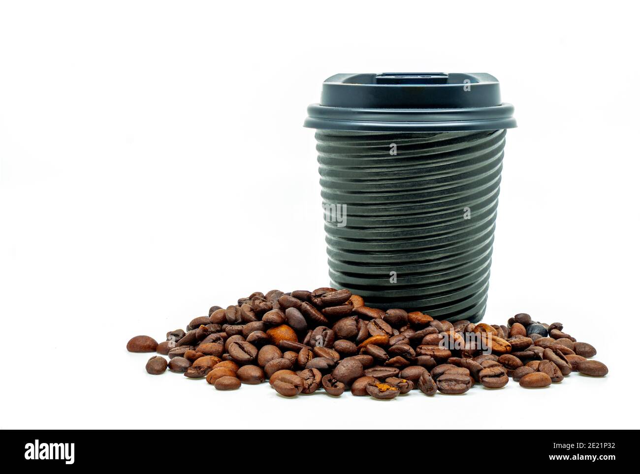 Belle tasse à café moderne à emporter avec grains de café, tasse chaude noire à texture spirale et bouchon noir. Image sur fond blanc. Espace vide Banque D'Images