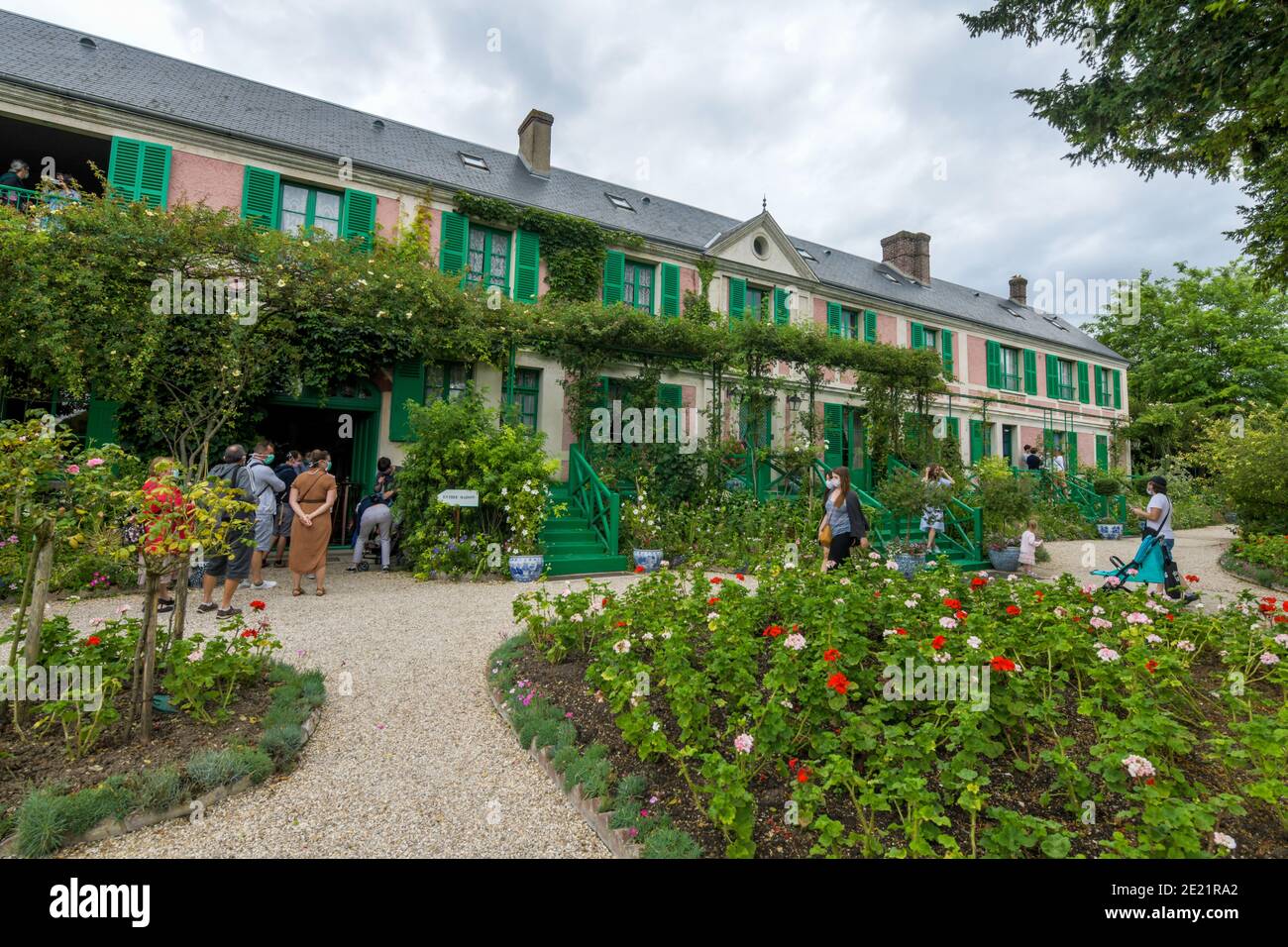 Giverny (nord de la France): Jardin de Claude Monet. Touristes et visiteurs dans le jardin de Claude Monet après la levée des restrictions de confinement. Prix Garden Banque D'Images