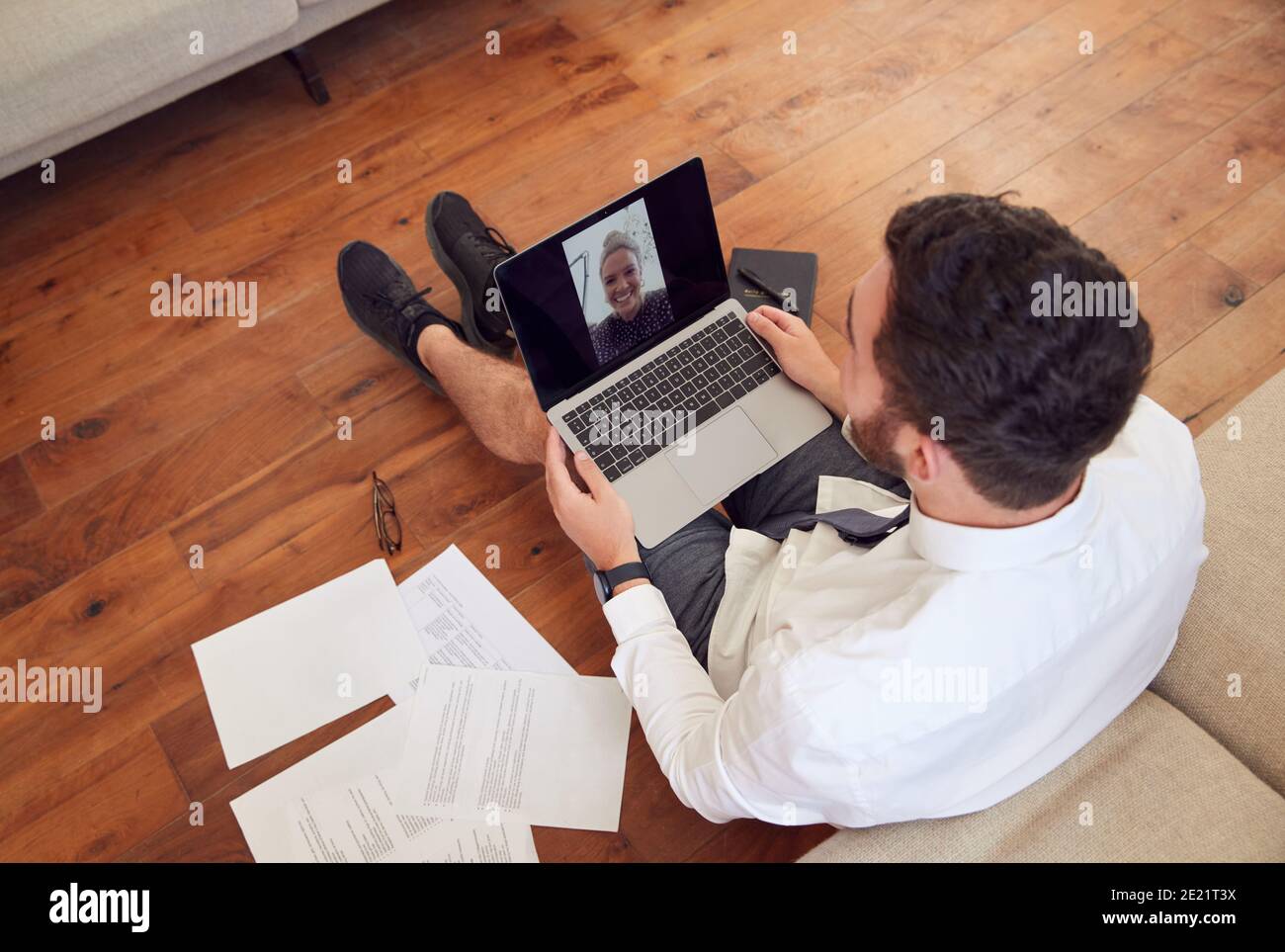 Homme d'affaires portant des vêtements et une chemise et une cravate pour les appels vidéo Sur un ordinateur portable travaillant à domicile Banque D'Images