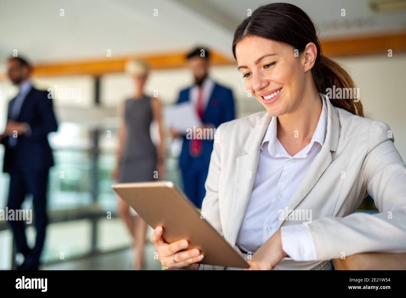 Attractive businesswoman using a digital tablet in office Banque D'Images