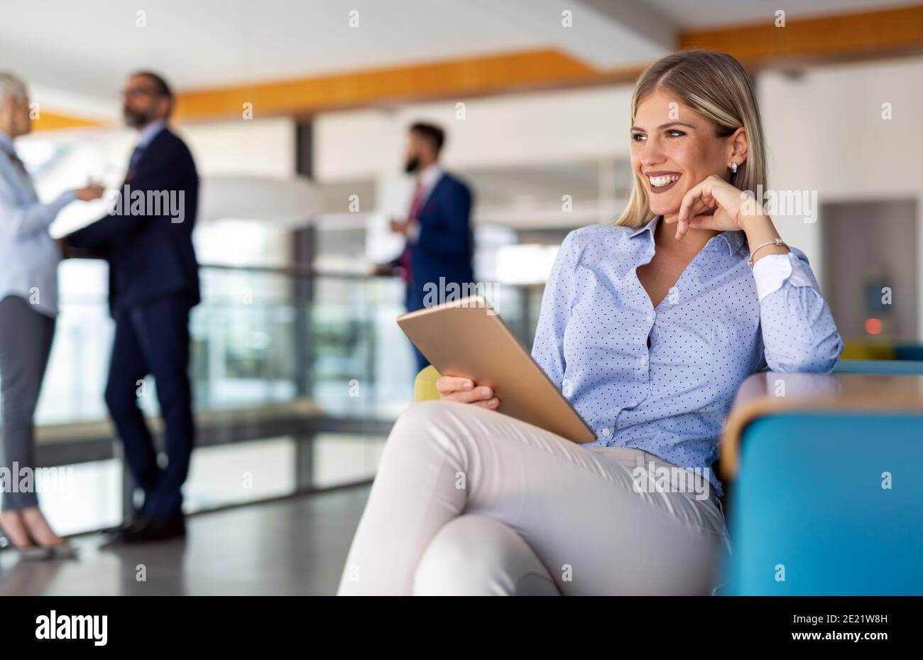 Attractive businesswoman using a digital tablet in office Banque D'Images