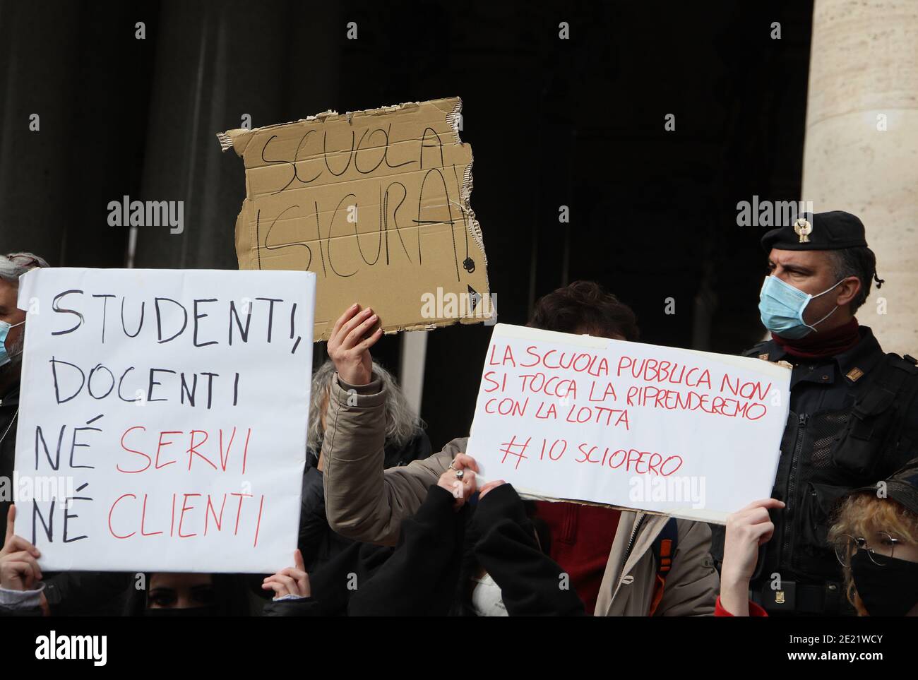 Rome, Italie. 11 janvier 2021. Rome, démonstration d'élèves au Ministère de l'éducation, pour demander la réouverture des écoles et contre le DAD. Photo : crédit : Agence photo indépendante/Alamy Live News Banque D'Images