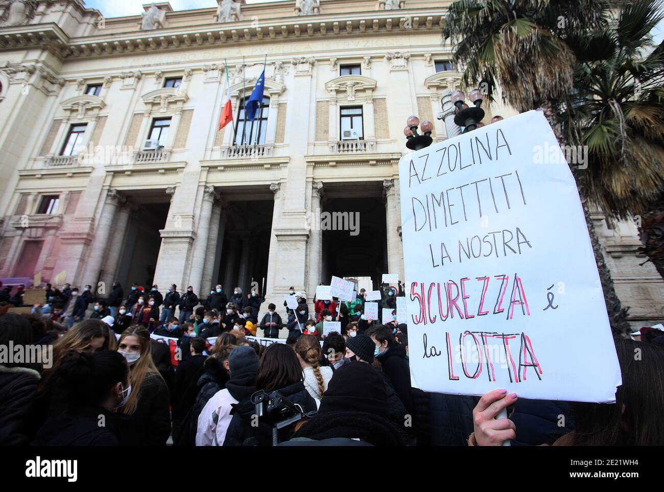 Rome, Italie. 11 janvier 2021. Rome, démonstration d'élèves au Ministère de l'éducation, pour demander la réouverture des écoles et contre le DAD. Photo : crédit : Agence photo indépendante/Alamy Live News Banque D'Images