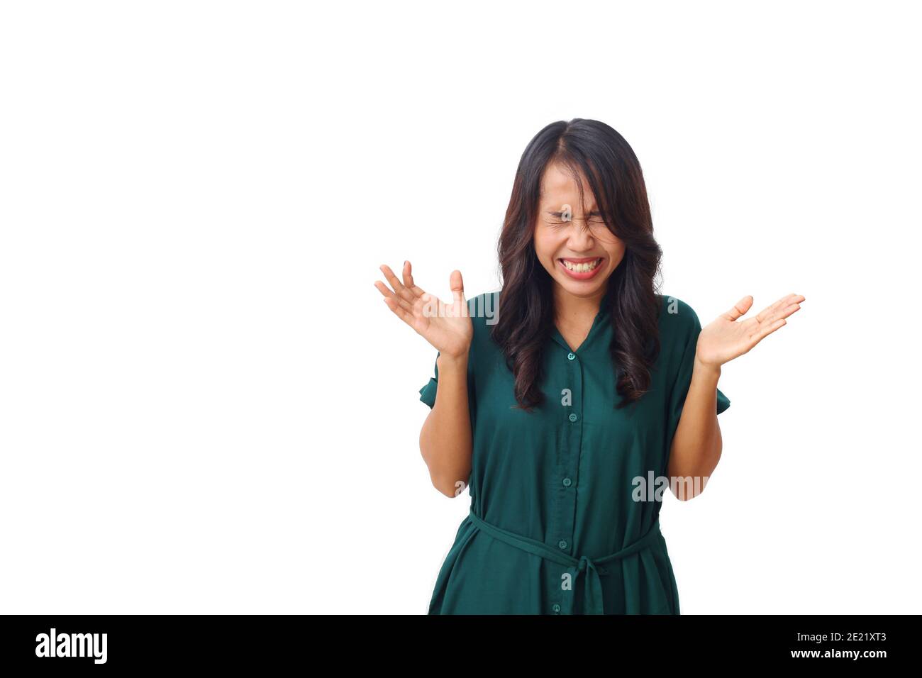 Une femme asiatique en colère et frustrée, portrait de gros plan avec espace publicitaire. Isolé sur fond blanc Banque D'Images