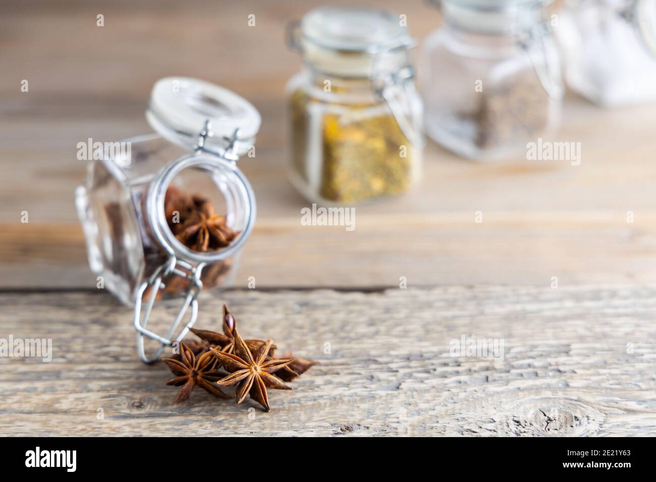 Une épice communément appelée anis étoilé, la staranise, la graine d'anis étoilé, l'anis étoilé chinois, le badian qui ressemble étroitement à l'anis dans la saveur. Banque D'Images