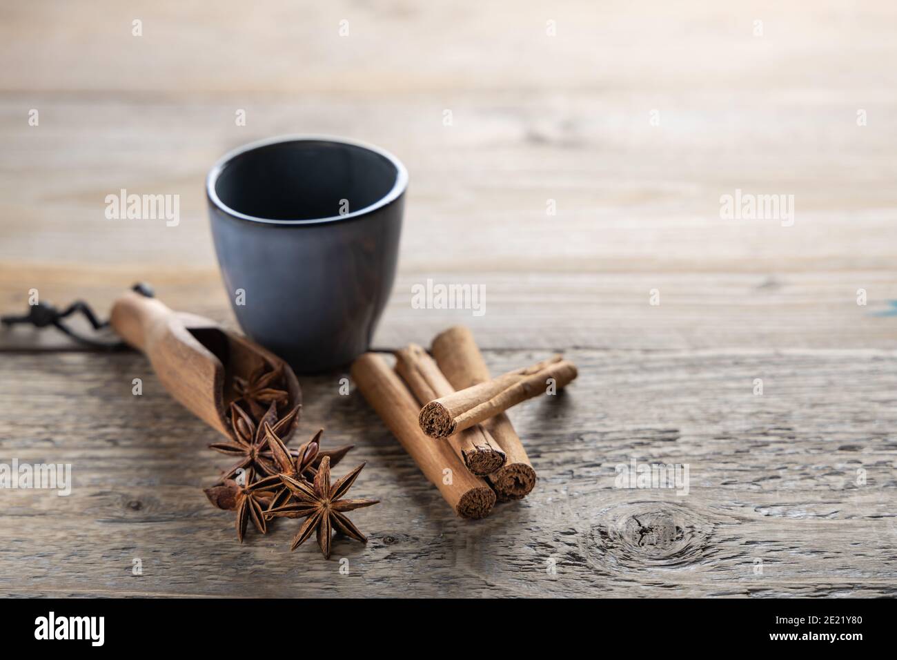 Une épice communément appelée anis étoilé, étoilé, graine d'anis étoilé, anis étoilé chinois, badiane qui ressemble étroitement à l'anis dans la saveur, avec un peu de cannelle Banque D'Images