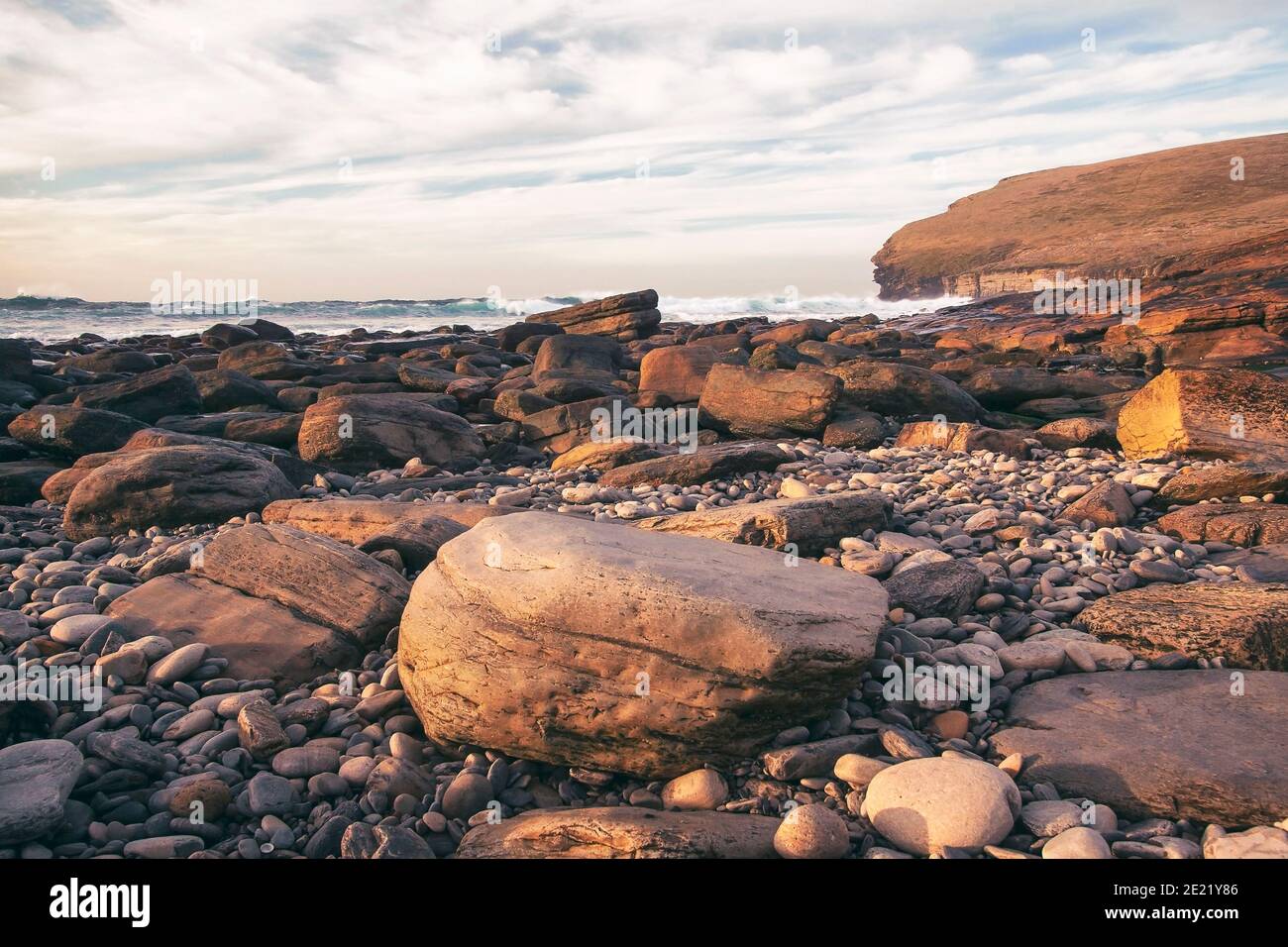 Grands rochers sur la plage avec l'océan Atlantique en arrière-plan Sur la rive des îles Orcades, dans le nord de l'Écosse Banque D'Images