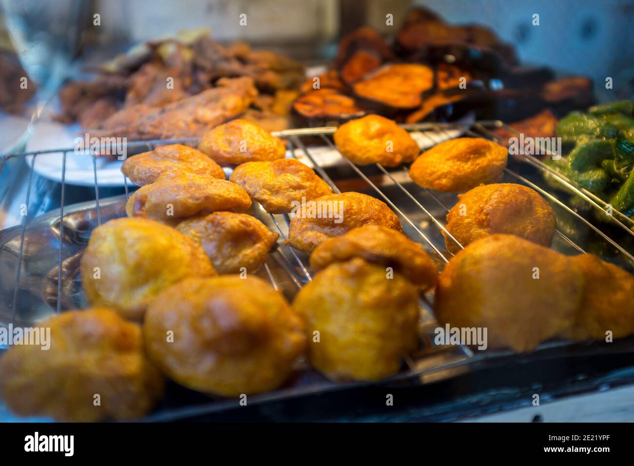 Gâteaux de pommes de terre épicés Maakouda à vendre dans une cabine de la Médina de Fès, au Maroc Banque D'Images