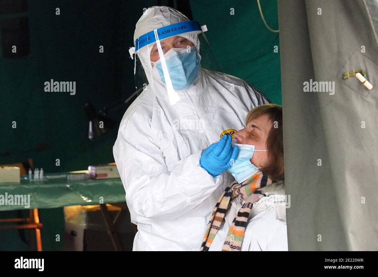 Italie, région Toscane, Arezzo, 09 janvier 2021 : les travailleurs médicaux font l'écouvillon de test Covid-19. Testé dans le cadre de la projection centrale de la Croix-Rouge italienne pour Covid-19, Banque D'Images