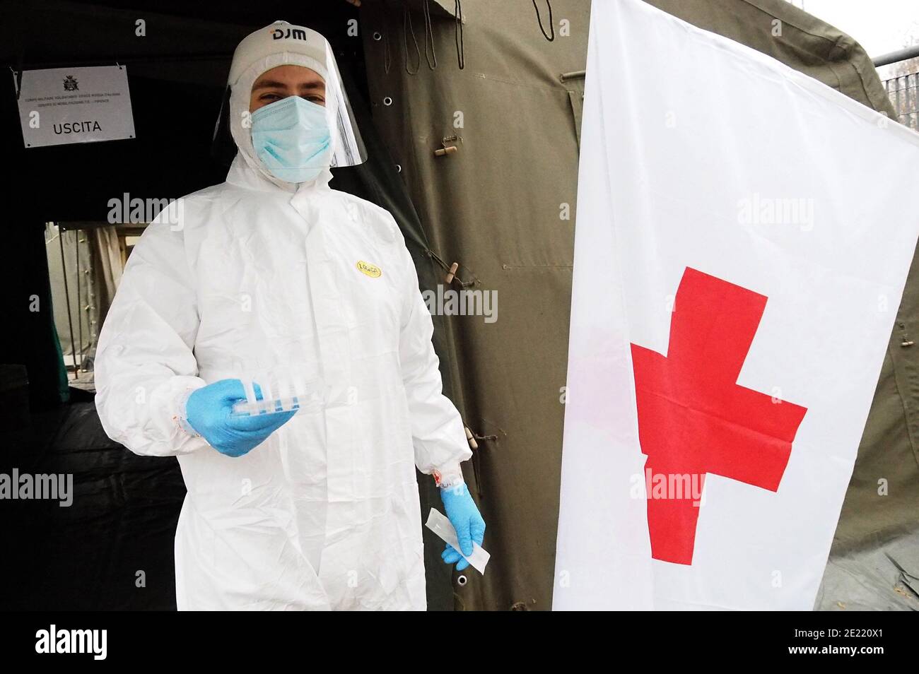 Italie, région Toscane, Arezzo, 09 janvier 2021 : les travailleurs médicaux font l'écouvillon de test Covid-19. Testé dans le cadre de la projection centrale de la Croix-Rouge italienne pour Covid-19, Banque D'Images
