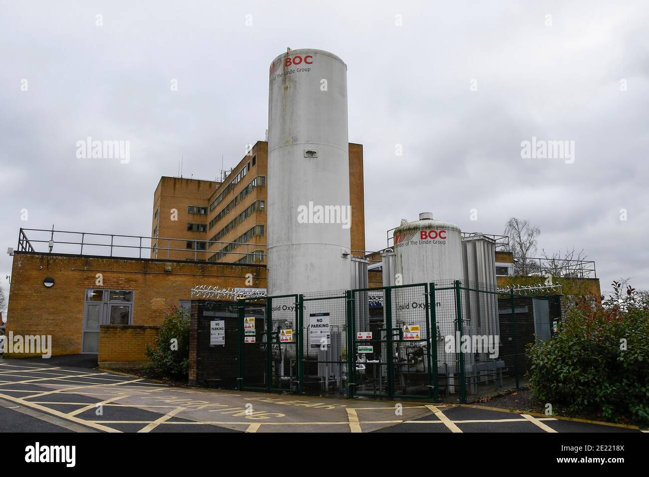 Yeovil, Somerset, Royaume-Uni. 11 janvier 2020. Vue générale des réservoirs d'oxygène liquide BOC à l'hôpital du district de Yeovil, dans le Somerset. L'hôpital est l'un des sites du NHS qui administre actuellement les injections de vaccin Covid-19. Crédit photo : Graham Hunt/Alamy Live News Banque D'Images