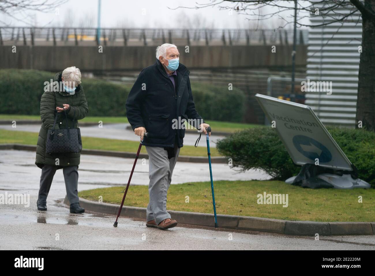 Manchester, Royaume-Uni, 11 janvier 2021. Les membres du public arrivent dans un centre de vaccination à Manchester, tandis que les tests de masse nationaux commencent dans 5 centres dans tout le pays, face au coronavirus, Manchester, Royaume-Uni. Banque D'Images
