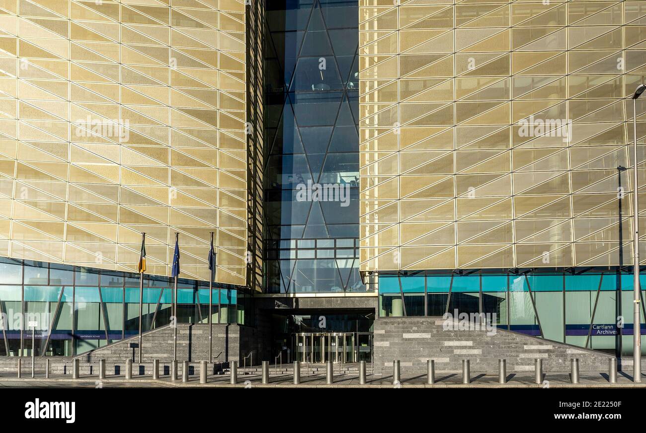 L'entrée de l'immeuble Irish Central Bank, sur le quai North Wall de la rivière Liffey, a ouvert en 2017, le bâtiment est en forme de triangle. Banque D'Images