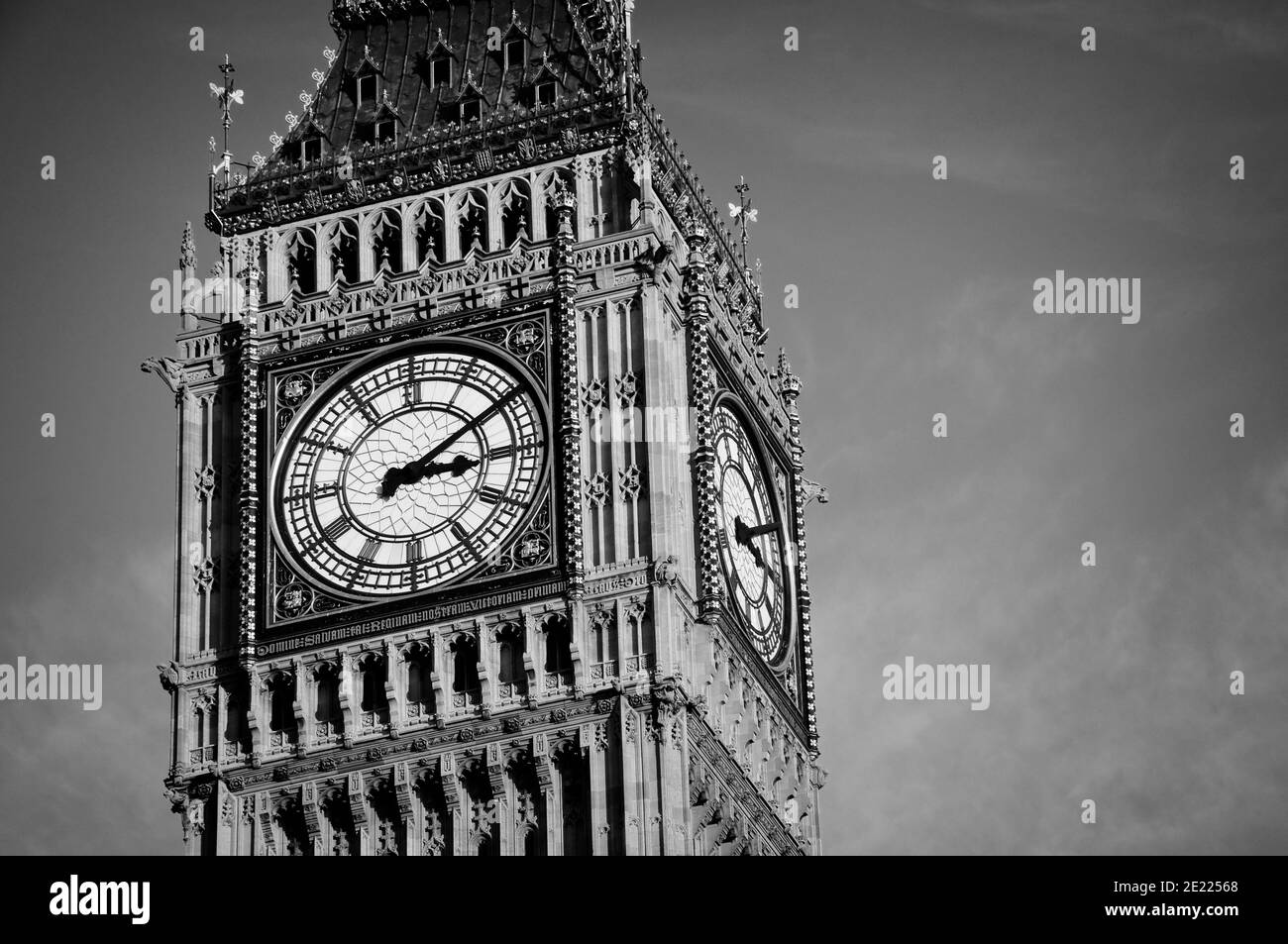 Gros plan sur l'horloge Big Ben à Londres, Royaume-Uni, avec espace de copie. Photographie en noir et blanc Banque D'Images