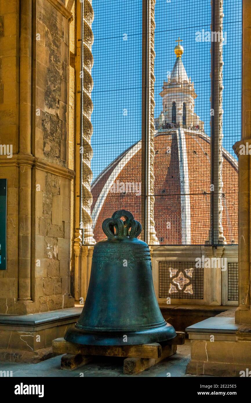 Vue magnifique sur la cloche appelée 'Apostolica', placée au sol du clocher à l'intérieur du clocher de Giotto de la célèbre cathédrale de Florence,... Banque D'Images