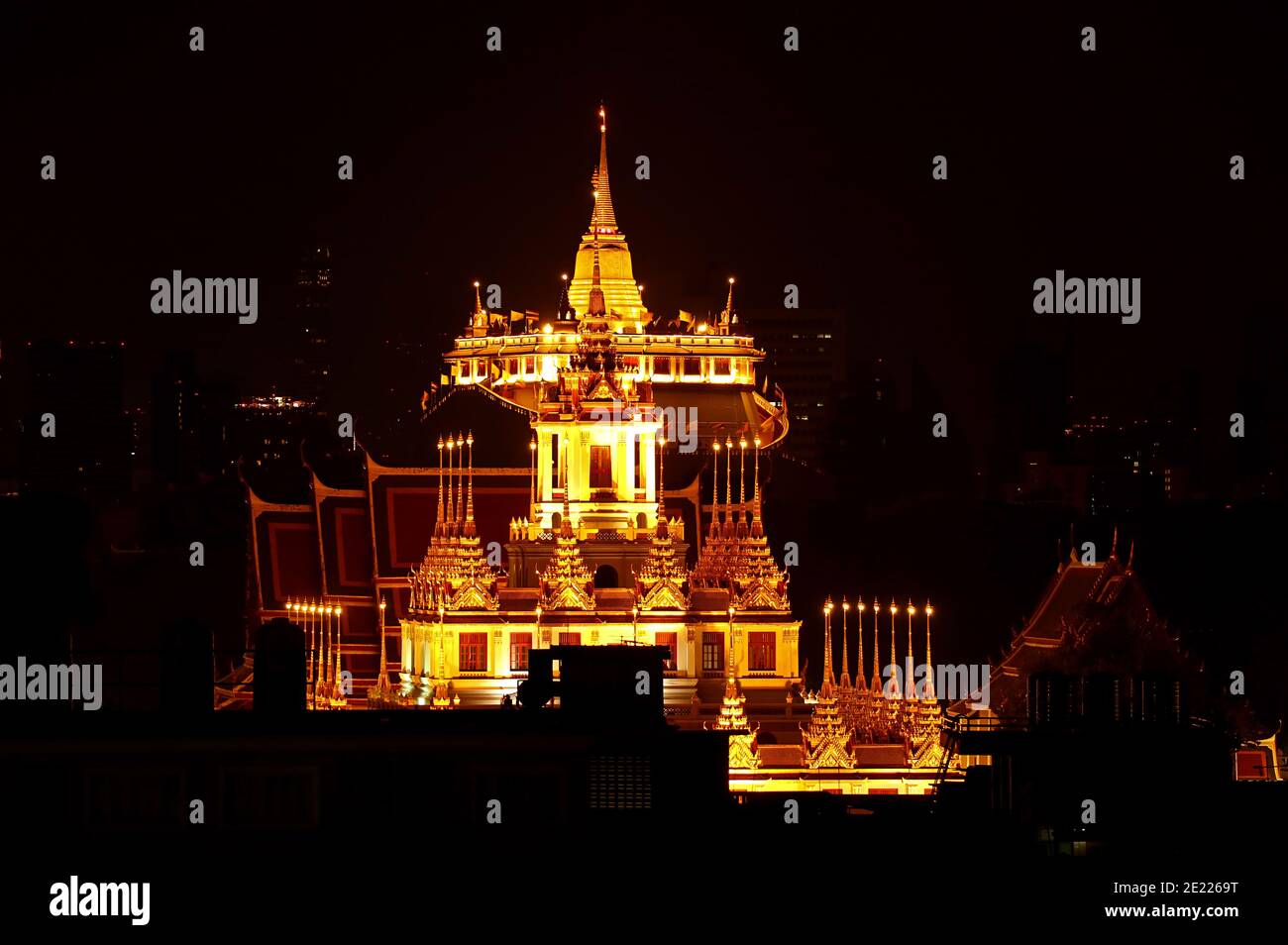 Vue nocturne spectaculaire sur le sommet de Loha Prasat (château de fer) Du Temple Wat Ratchanatdaram et de Phu Khao Thong (Mont d'Or) Du Temple Wat Saket Banque D'Images