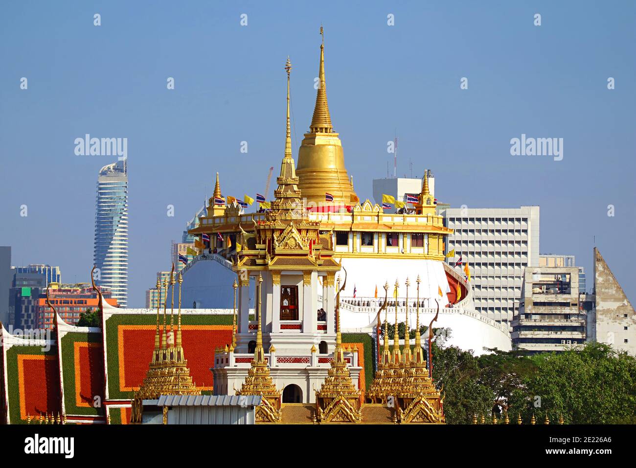 Vue incroyable sur le sommet de Loha Prasat (château de fer) du temple de Wat Ratchanatdaram et Phu Khao Thong (Mont d'or) du temple de Wat Saket Bangkok Banque D'Images