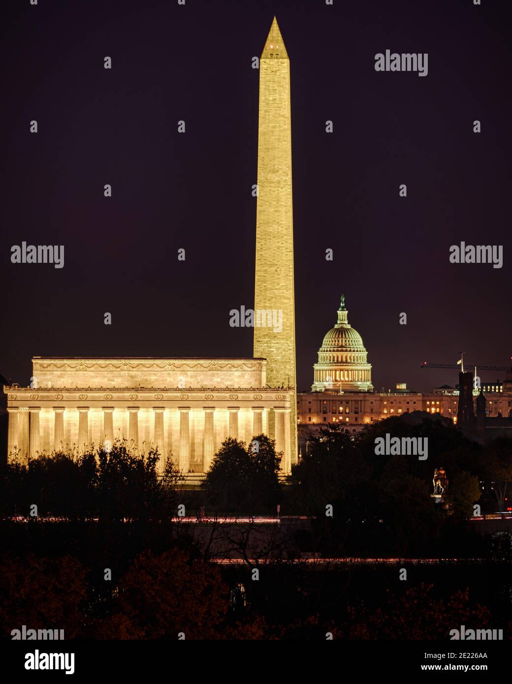 Une photo nocturne du National Mall, y compris le Lincoln Memorial, le Washington Monument et le Capitol Building Banque D'Images