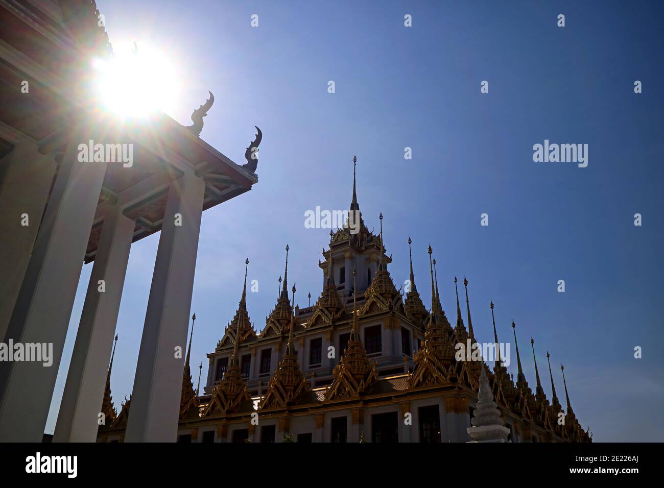 Soleil éblouissant Shining à travers la salle ordinaire du Temple Wat Ratchanatdaram avec le fantastique Loha Prasat (château de fer), situé dans la vieille ville de Bangkok Banque D'Images