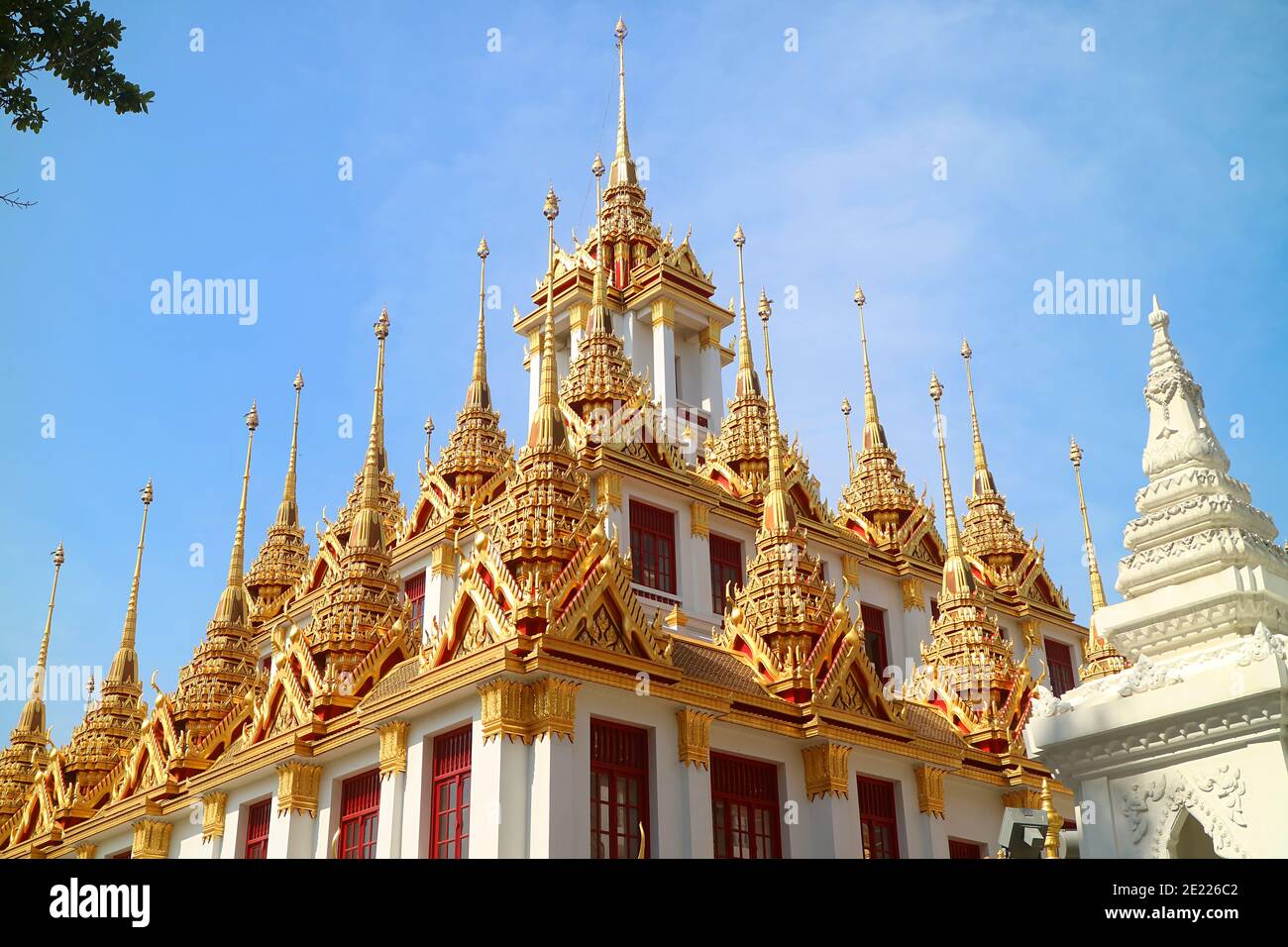 Spectaculaires pics d'or de l'historique Loha Prasat (château de fer) à l'intérieur du temple Wat Ratchanatdaram situé dans la vieille ville de Bangkok, en Thaïlande Banque D'Images