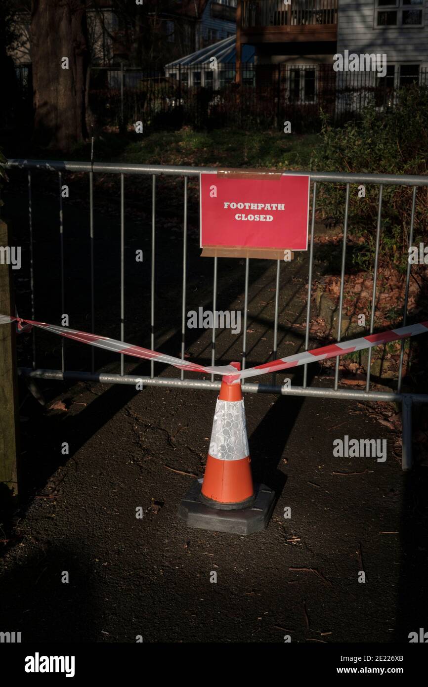 Pas d'entrée - panneau Foothpath fermé sur la chaussée, Londres, Royaume-Uni Banque D'Images