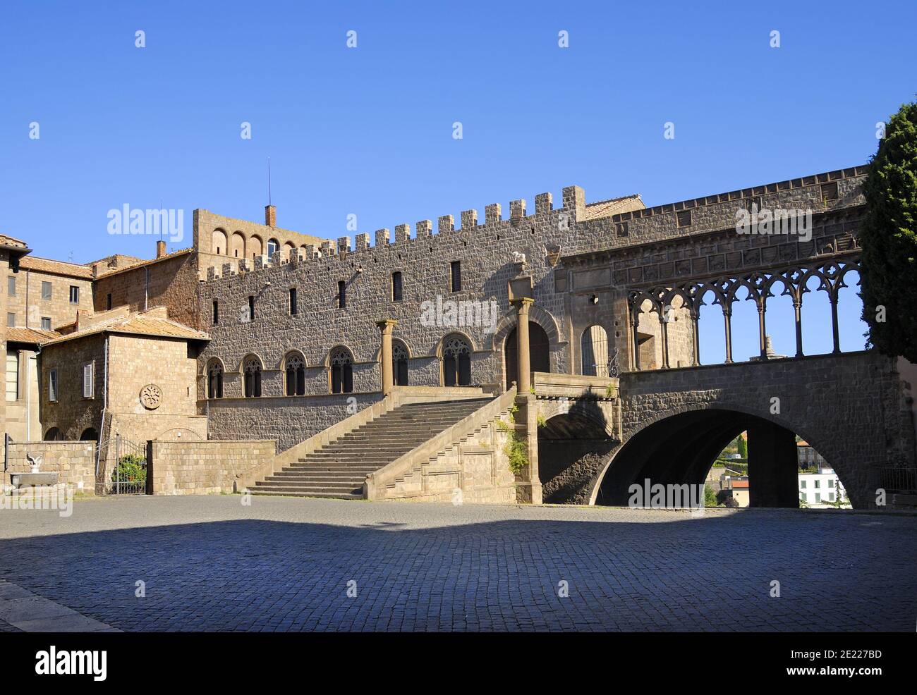 Viterbo, Latium, Italie. Piazza San Lorenzo. Palazzo dei Papi (13thC Palais papal) résidence officielle papale entre 1257-1281 Banque D'Images