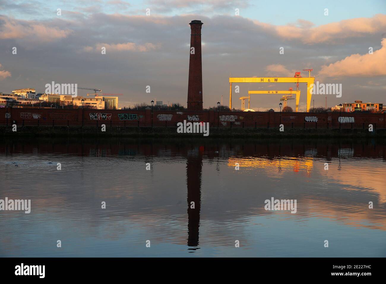 Harland et Wolff. Samson et Goliath sont les deux grues portiques de construction navale situées à Queen's Island, Belfast, Irlande du Nord. Les grues, qui ont été nommées d'après les figures bibliques Samson et Goliath, dominent l'horizon de Belfast et sont des structures historiques de la ville Picture Mal McCann Banque D'Images