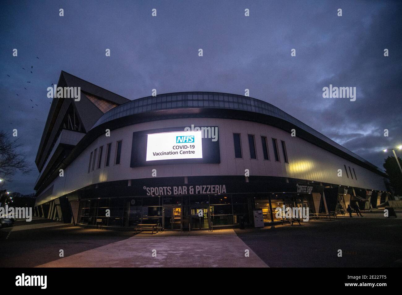 Le centre de vaccination NHS COVID-19 ouvre ses portes au stade Ashton Gate à Bristol. Banque D'Images