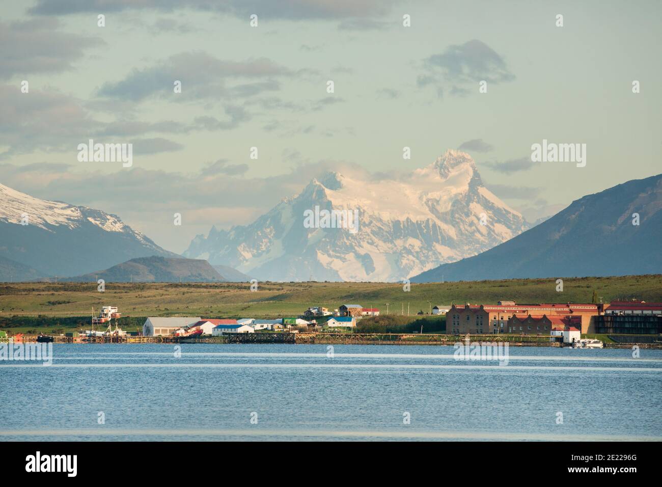 La chaîne de Torres del Paine traverse le Golfo Almirante Montt / Ultima Esperanza Sound à Puerto Natales, Patagonie, Chili, Amérique du Sud Banque D'Images