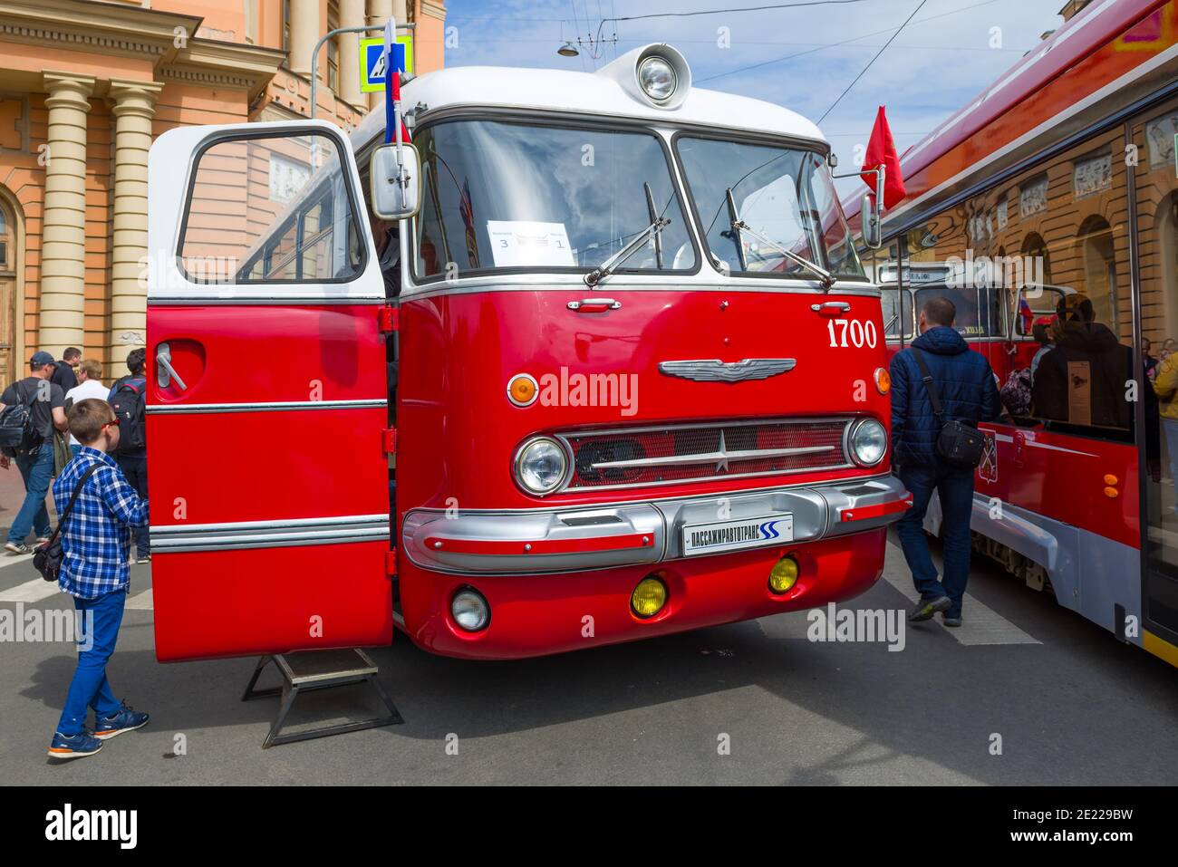 ST. PETERSBOURG, RUSSIE - 25 MAI 2019 : bus rétro hongrois Ikarus 55.14 Lux sur le défilé de transport rétro annuel en l'honneur de la Journée de la ville Banque D'Images