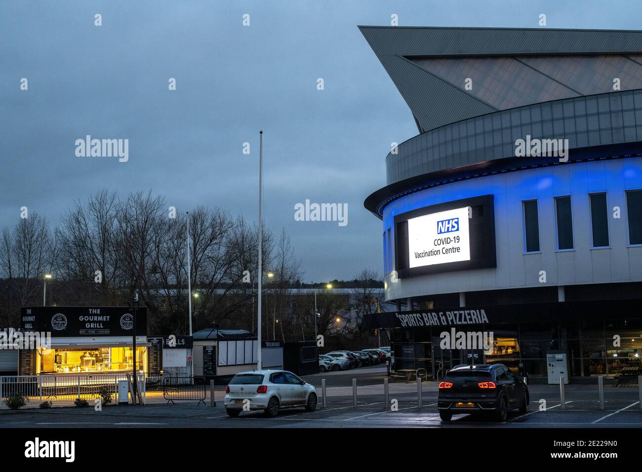 Le centre de vaccination NHS COVID-19 ouvre ses portes au stade Ashton Gate à Bristol. Banque D'Images