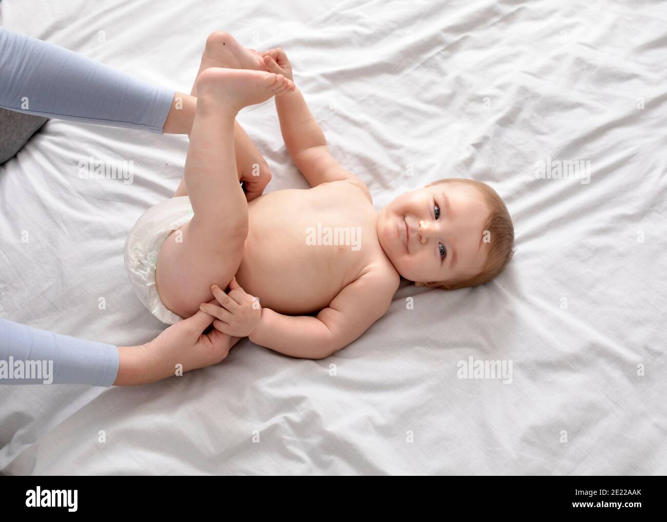Couche de bébé changeant de mère sur blanc, vue du dessus Banque D'Images